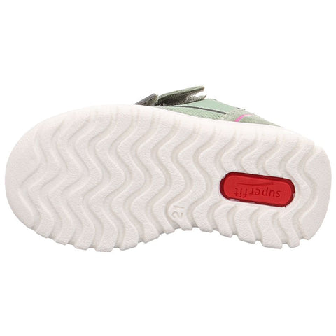 Child walking confidently in the Superfit Gore-Tex Halbschuh Sport7 Mini 6200-75 Salbei - Pink shoe, showcasing its functionality and support