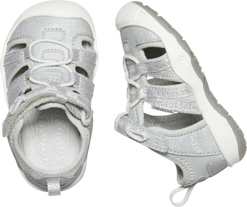 Child's feet in silver KEEN Halbsandale MOXIE TOTS enjoying outdoor activities