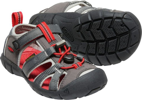 KEEN Halbsandale SEACAMP II CNX - grau / rot - Lifestyle image of kids wearing the versatile and supportive sandal