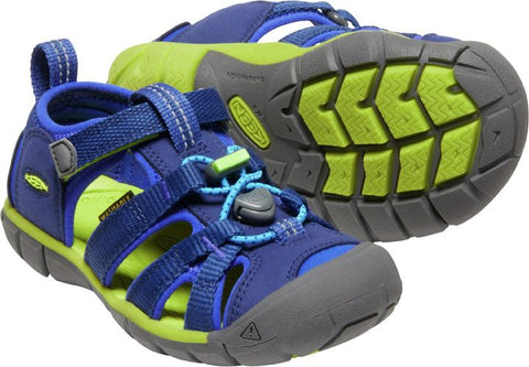 Child's feet wearing KEEN Halbsandale SEACAMP II CNX - royalblau / grün sandal, perfect for outdoor activities