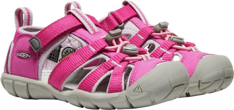 Outdoor shot of a girl wearing the KEEN Halbsandale SEACAMP II CNX