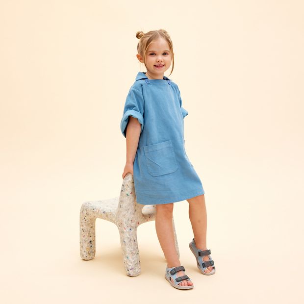 Vegan Airy Robbe Barfuß Sandale in light blue and grey, perfect for eco-conscious fashion lovers