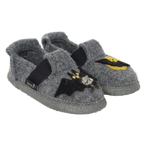 Alt text: NANGA Hausschuh 19-0396 64 grau - Fledermaus - cozy grey slippers with cute bat design for indoor comfort and warmth