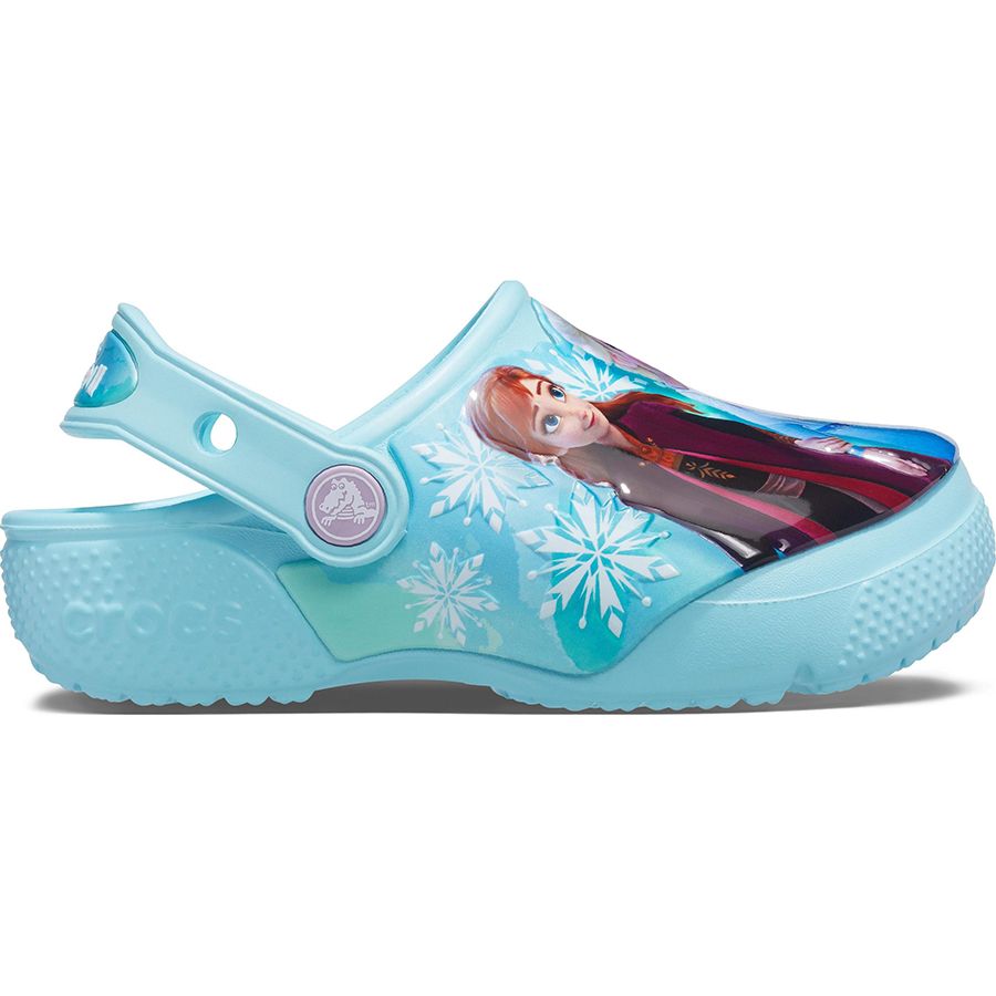 Child wearing CROCS DISNEY FROZEN CLOG 207465-4O9 - eisblau shoe walking on snow