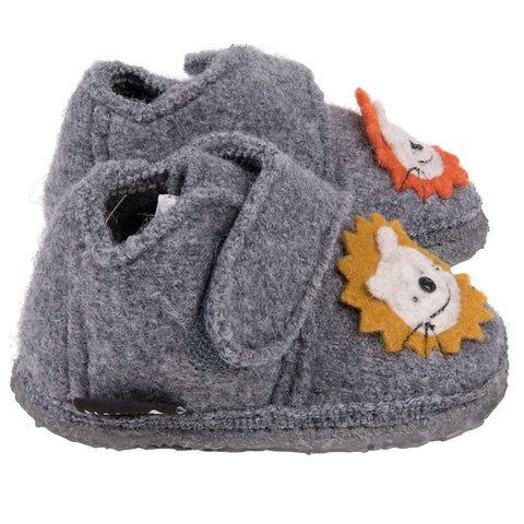  Cozy gray NANGA Hausschuh with adorable lion design 