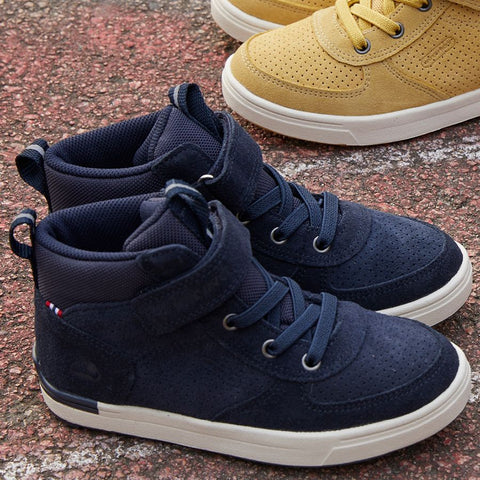 Outdoor enthusiast wearing VIKING WATERPROOF Knöchelschuh SAMUEL MID - dunkelblau while hiking in the mountains