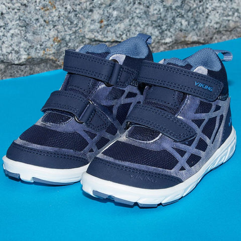  High-quality Gore-Tex material for ultimate weather protection 