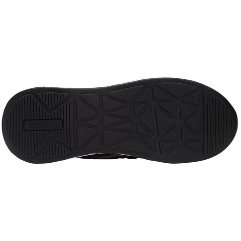  Person wearing VIKING Halbschuh ENGVIK - schwarz walking shoe on a rocky trail 