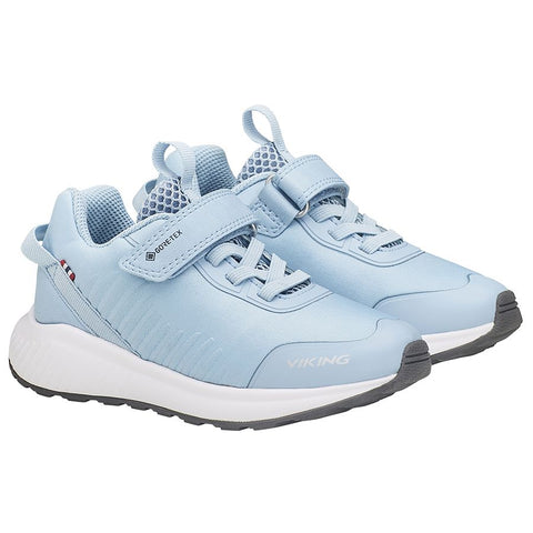  Woman wearing VIKING GORE-TEX Halbschuh AERY TAU LOW GTX 