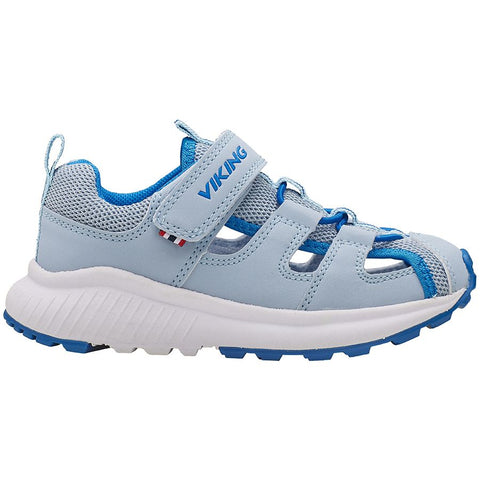 Close-up view of VIKING Halbsandale AERY LITE LOW in himmelblau color, showing the lightweight and breathable design perfect for outdoor activities on a sunny day 