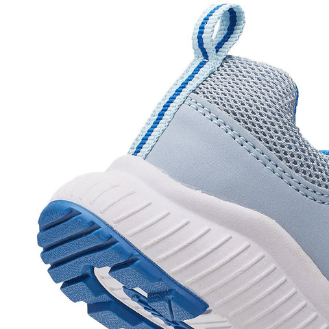 Child wearing Viking Halbsandale AERY LITE LOW - himmelblau - ocean sandal while playing