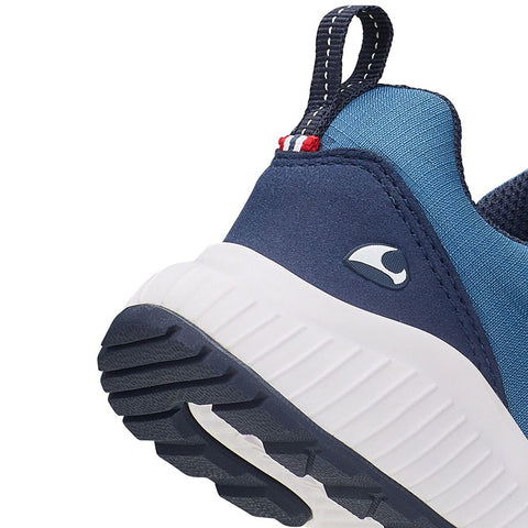 Person wearing VIKING GORE-TEX Halbschuh AERY TRACK LOW GTX - dunkelblau while hiking in rugged terrain