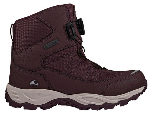 Close-up image of the VIKING GORE-TEX Stiefel BJORK HIGH GTX BOA in weinbeere color, featuring a high-cut design and innovative BOA closure system for secure and comfortable fit