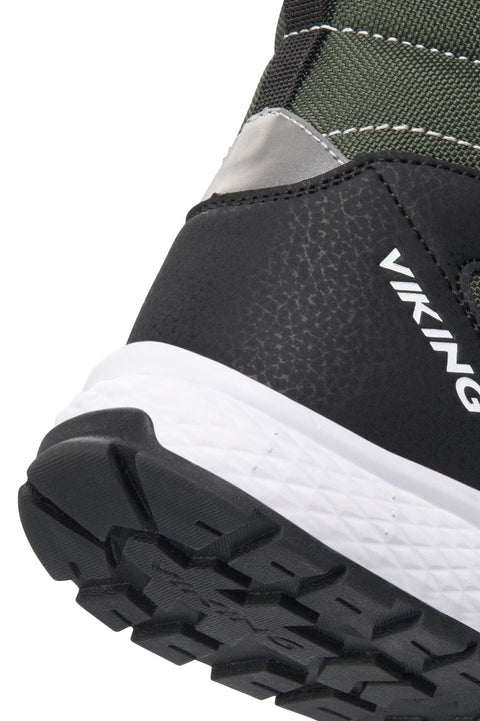 Person wearing VIKING TEX Stiefel EQUIP WARM WP 1V - tanne boots while hiking in cold weather