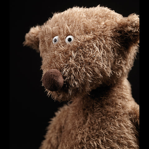 Eine Gruppe von lustigen und bunten Plüschspielzeugen für Kinder