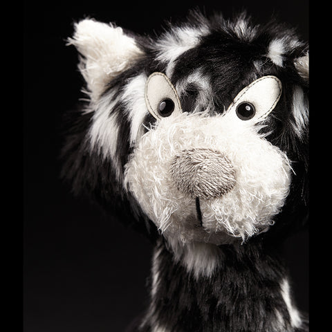 Kuscheltier Katze Macchiato 38057 von Sigikid BEASTS, mit braunen Streifen und weißen Pfoten