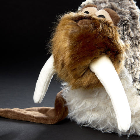 Braunes Stofftier mit gestreiftem Hemd und langen Armen