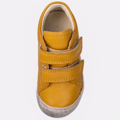 Kid wearing NATURINO Halbschuh COCOON in curry color with light-colored sole