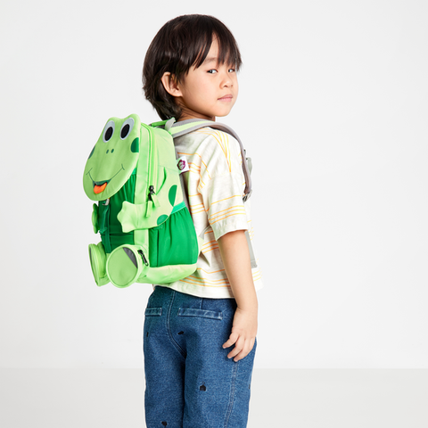 An image of the AFFENZAHN Rucksack GROSSER FREUND in the design of a neon green frog, perfect for kids to carry their school supplies
