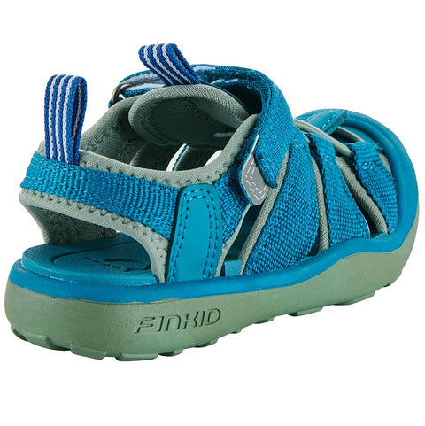  Kid wearing FINKID Halbsandale PELTO 7332046 playing outside 