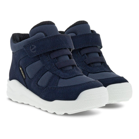 Outdoor shot of a person wearing the ECCO GORE-TEX Knöchelschuh URBAN MINI 754761-52344