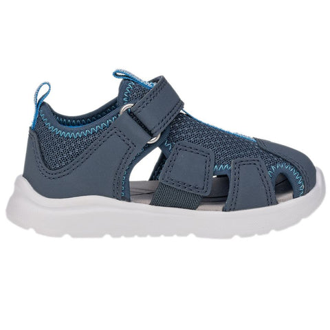 Child wearing SUPERFIT Halbsandale WAVE 478-803 while playing at the beach, showcasing its water-friendly design