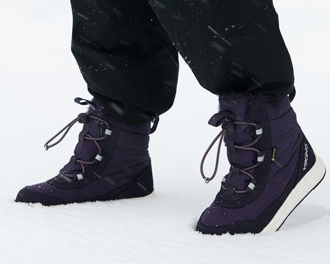 A top view of the lila-colored Aery Warm GTX boots, highlighting the breathable and weatherproof construction