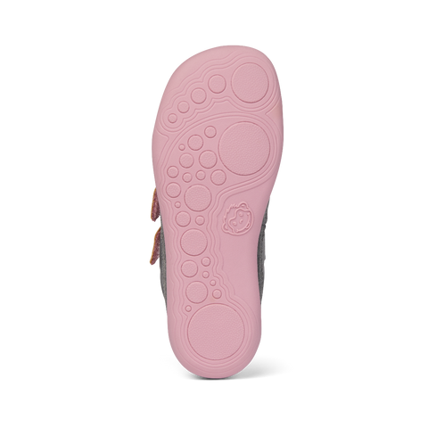 Kids playing in the park wearing dark gray and pink AFFENZAHN Barfuß Halbschuh BUDDY KOALA