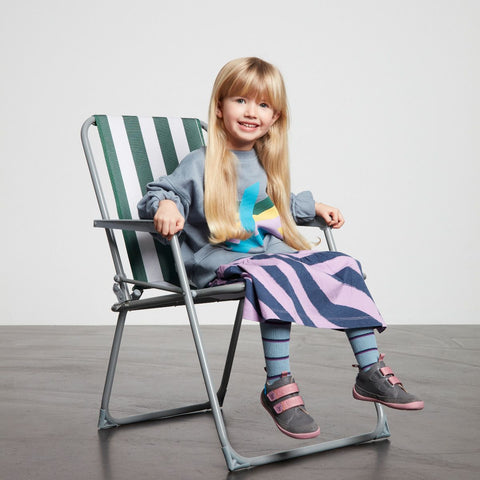 Kids running in the grass wearing dark gray and pink AFFENZAHN Barfuß Halbschuh BUDDY KOALA