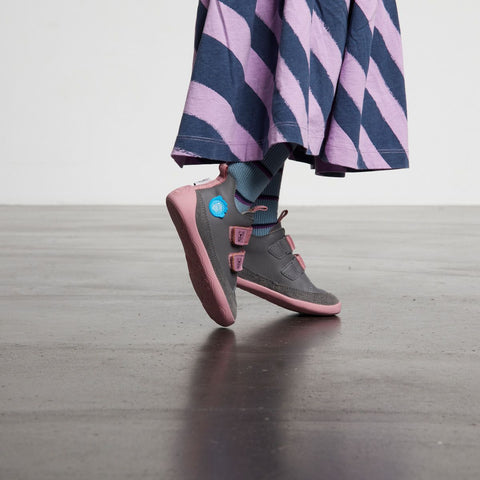 Adorable AFFENZAHN Barfuß Halbschuh BUDDY KOALA in dark gray and pink, perfect for little feet