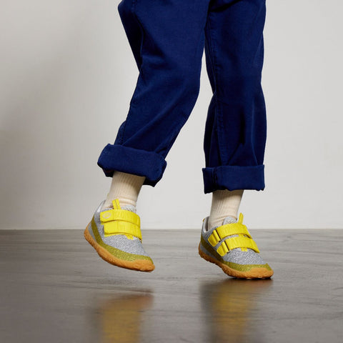 Affenzahn vegan dream barfußschuh in kieselsteingrau and gelb color scheme