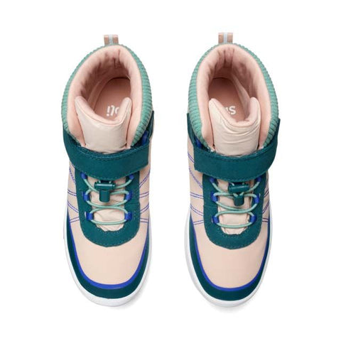 Young girl wearing the SFOLI TEX Knöchelschuh TREKKI - rosa - petrol ankle boot while hiking in the mountains