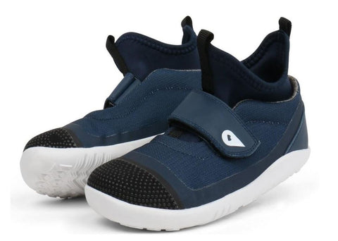 Hochwertiger Barfußschuh von BOBUX in blau-schwarzem Design