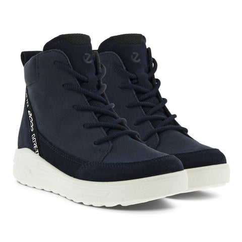 Person wearing the ECCO GORE-TEX Stiefel URBAN SNOWBOARDER 722322-51142 - dunkelblau walking through snow