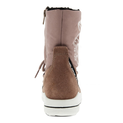 Young girl wearing ECCO GORE-TEX Stiefel URBAN SNOWBOARDER 722342-56878 - altrosa snowboarder boots in the snow