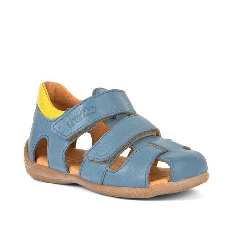 A close-up image of the FRODDO Halbsandale G2150149-1 in jeansblau and gelb, showcasing the comfortable and stylish design for kids' summer footwear
