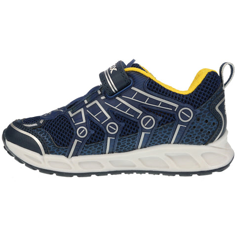 Kid wearing GEOX Blinker-Halbschuh SHUTTLE J6294B in navy and gelb walking outside