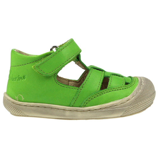 Close-up of NATURINO Halbsandale WAD in vibrant apfelgrün color, showing high-quality leather and adjustable straps for comfort and style