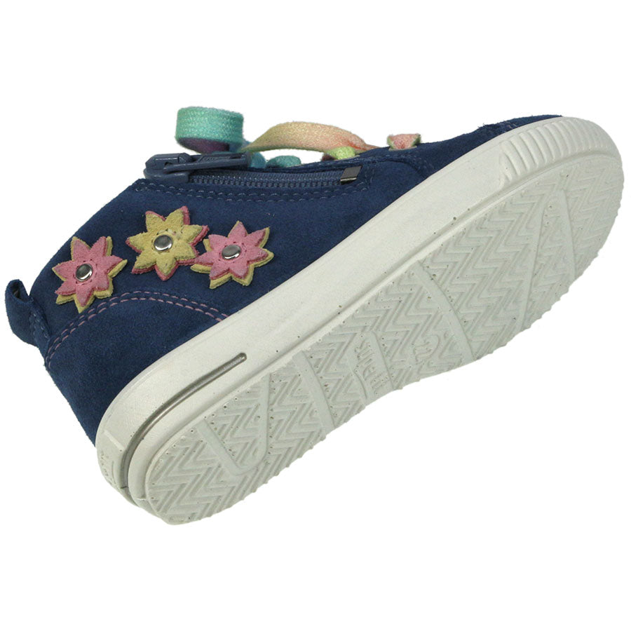 Young girl wearing the comfortable and trendy SUPERFIT Knöchelschuh MOPPY 9355-80