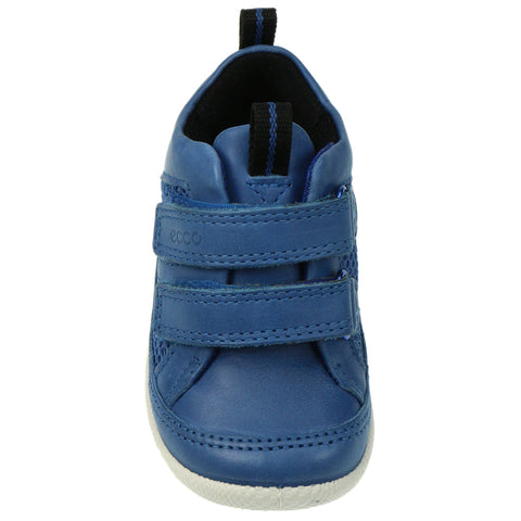 Young child wearing ECCO Halbschuh BIOM LITE INFANTS 752751-50220 - jeansblau shoes while playing outdoors