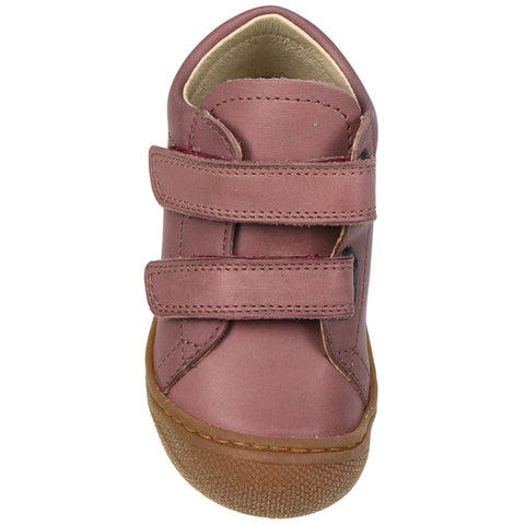 Children's foot wearing Naturino Halbschuh Cocoon in lilac color
