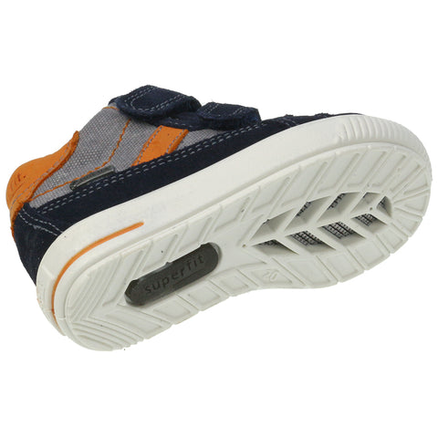 Person wearing the navy and orange SUPERFIT GORE-TEX Knöchelschuh 356-81 while hiking on a rocky trail