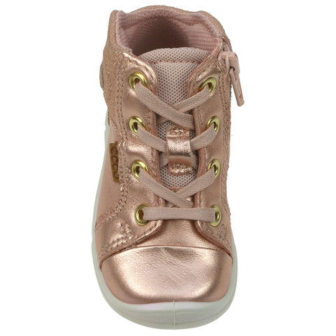  Fashionable and versatile footwear for everyday wear 