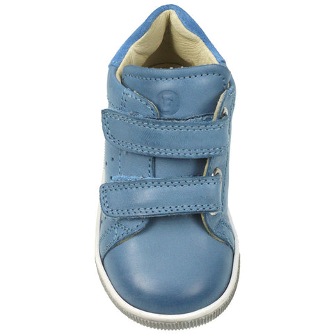 Young boy wearing FALCOTTO by NATURINO Knöchelschuh SMITH 9112 - jeans ankle shoe while playing outdoor