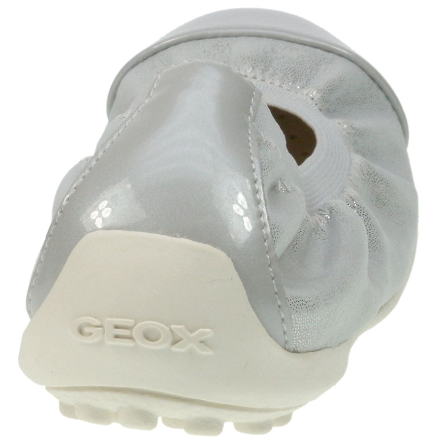 Side view of GEOX Ballerina PIUMA J82B0A - silber, highlighting the flexible rubber sole and elegant silhouette