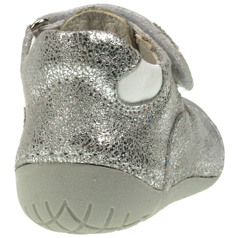  PRIMIGI PreWalker 14003 - silber: Close-up image showing the shiny silver material and secure fastening for little feet