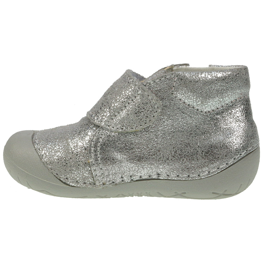  Adorable silver PRIMIGI PreWalker 14000 shoes featuring a lovely flower pattern, great for baby's first steps