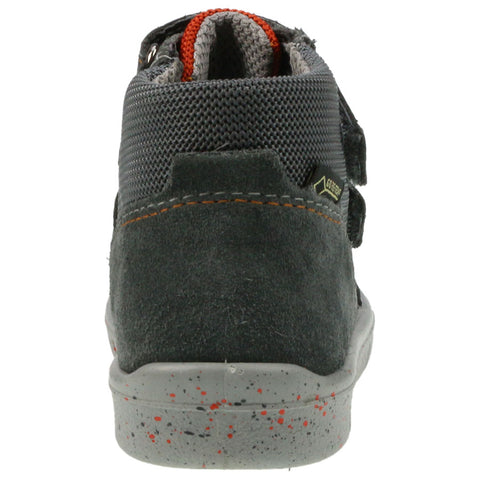  Person wearing Superfit Gore-Tex Knöchelschuh 427-20 in grey and orange, walking on a trail