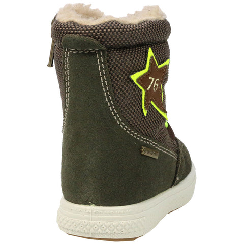  Person wearing PRIMIGI GORE-TEX Stiefel 23730 in brown and neon, walking on a rainy sidewalk