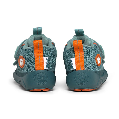 Kid wearing AFFENZAHN TEX Knöchelschuh HAPPY HASE - petrol - orange shoe while playing